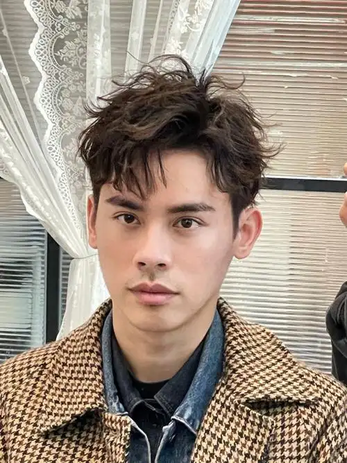 男生发型参考干练又帅气秋冬发型推荐