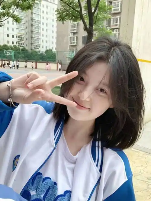 深圳校服意外"出圈",女高中生穿后清纯动人,这又是谁的白月光_设计