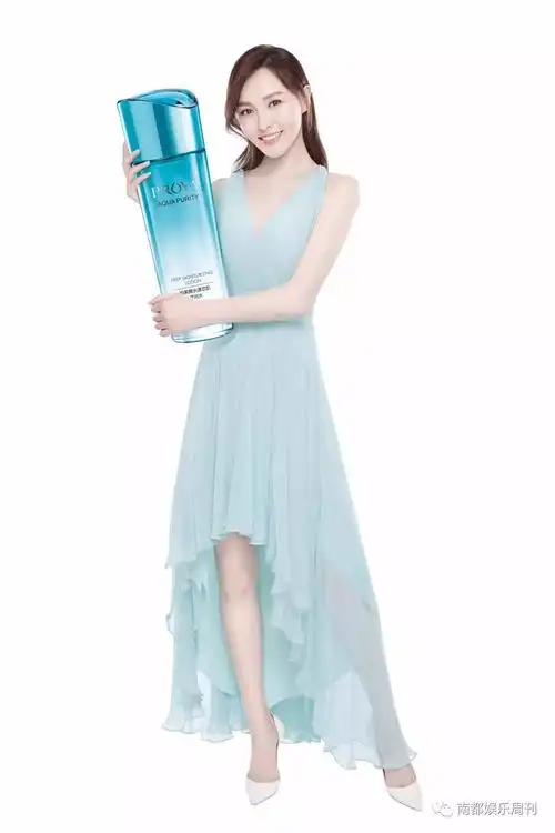 近日,唐嫣将为珀莱雅拍摄一支全新广告片,其中主推的珀莱雅"漂流瓶"