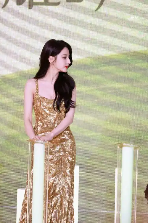 迪丽热巴#这组也是硬控了我刚几天,她太适合黑发红唇晚礼服了,把擞行