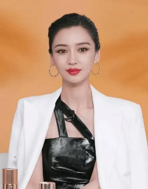 杨颖穿白西装化身美艳女总裁!潇洒利落微笑倾城又a又飒