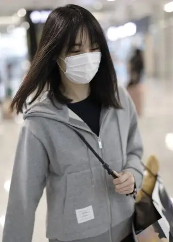 郑爽现身上海机场戴白口罩仿佛生病了楚楚可怜