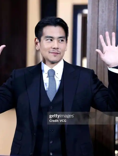 从现场拍摄的照片和视频可以看出,这天彭于晏身穿精致剪裁的上衣,再带