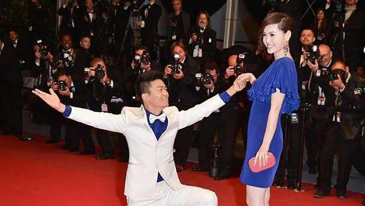 傻人傻福,刘德华刘若英为他的电影唱主题曲,陈思诚为他出钱出力