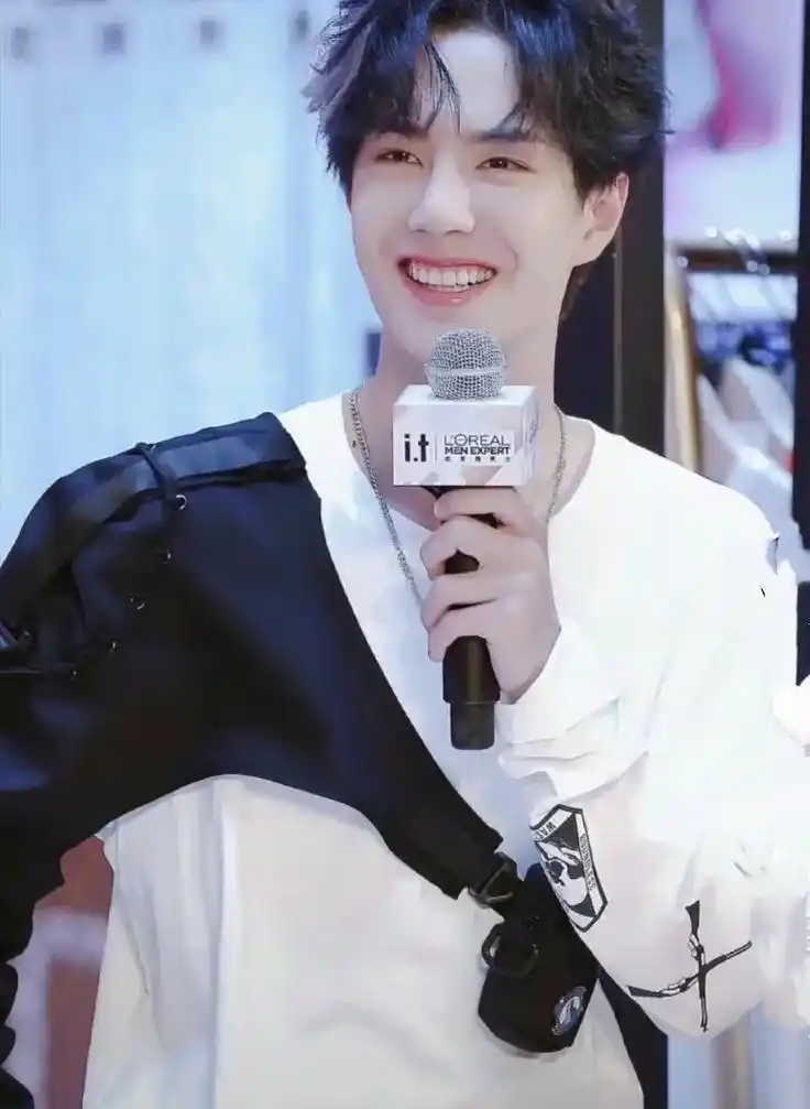 这是耶啵什么活动照片啊,笑起来好甜,不愧是王甜甜#王一博 # - 抖音