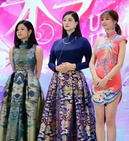 蒋欣不仅上身短粗,下半身也是短粗的,感觉身材和她的脸都不太搭.