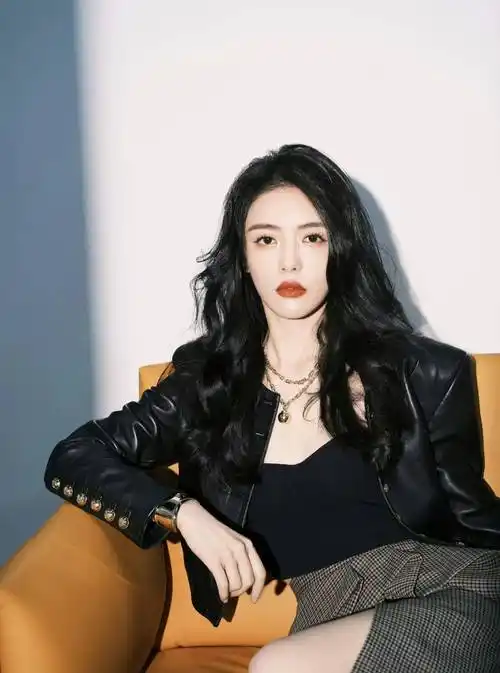 女星蔡文静时尚写真:清丽姣美,眉目如画