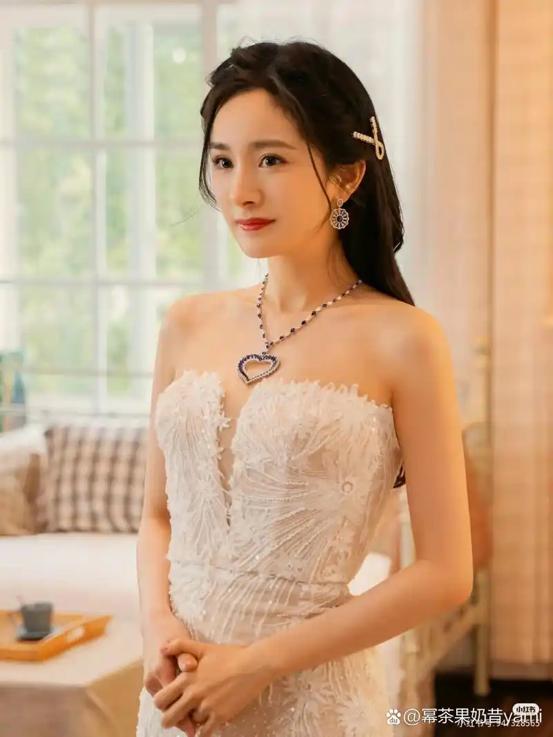 杨幂《爱的二八定律》婚纱照型,佩戴百万珠宝