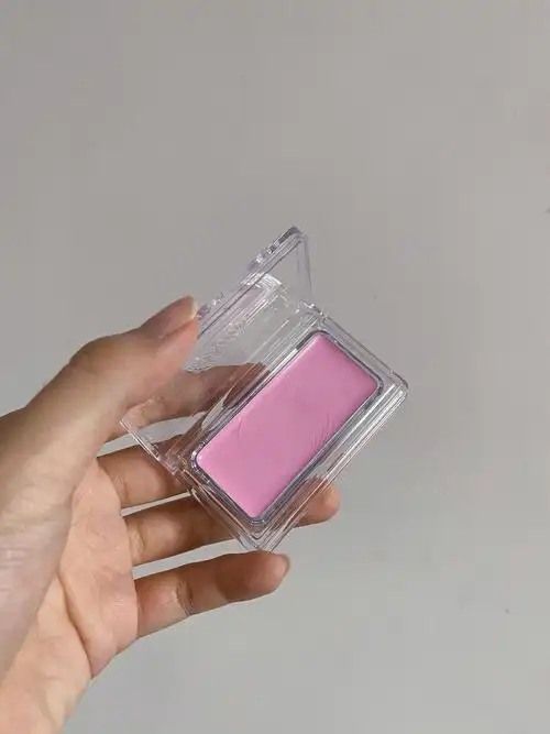 一枚粉嫩嫩膨胀色腮红膏