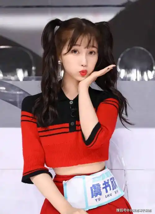 虞书欣与甘比母女同行观看蔡徐坤演唱会,虞书欣家世再引热议_刘秀桦