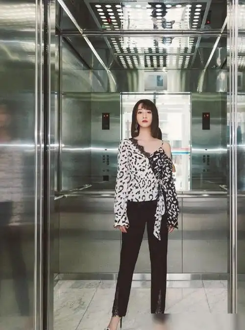 她是童星曹骏的女朋友穿白t配阔腿裤气质甜美长腿超抢镜