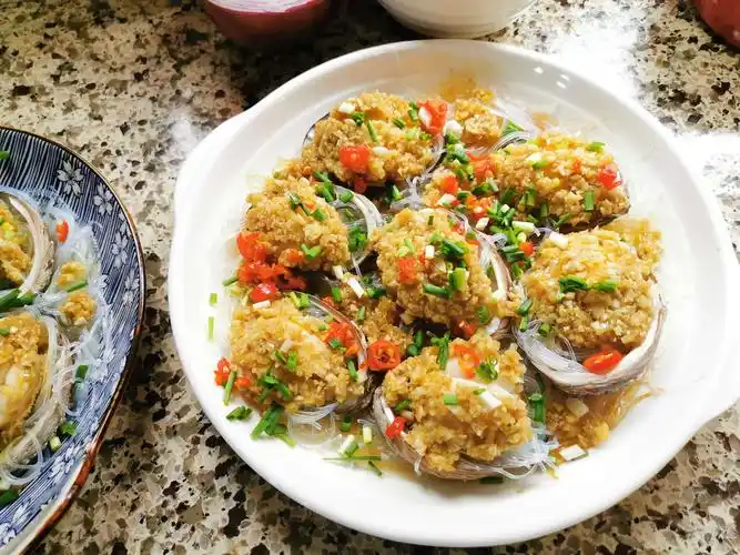 蒜蓉粉丝蒸鲍鱼,感觉不输外面饭店的味道和颜值