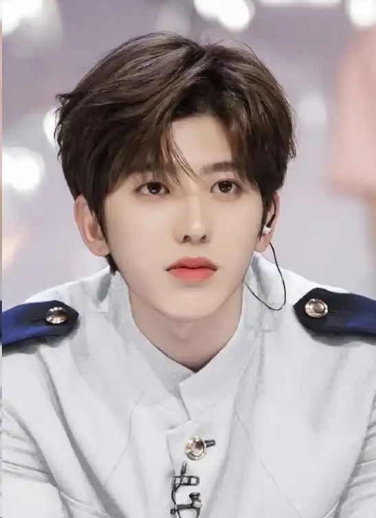 曝蔡徐坤浴血奋战女粉丝,酒店床单上有血,小女孩追星要理智