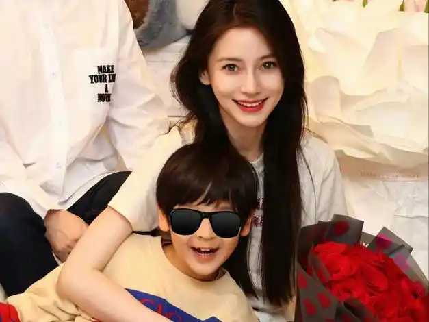 黄晓明7岁儿子正脸照罕见曝光