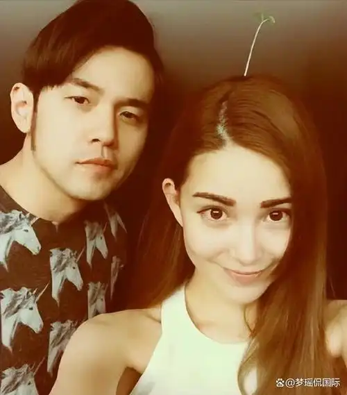 周杰伦回应被撞脸:能跟昆凌合照的就是真的;网友:天王就是天王