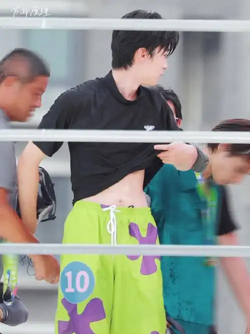 张嘉元超话98#张嘉元真的参加向前冲了#派大星短裤and腹肌07