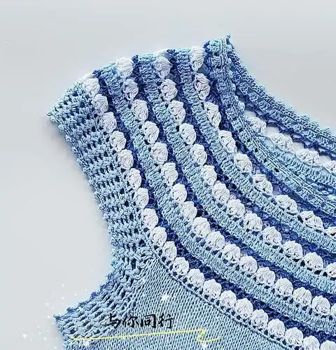 从领口开始钩的浅蓝色钩织结合园肩套衫-编织教程-编织人生