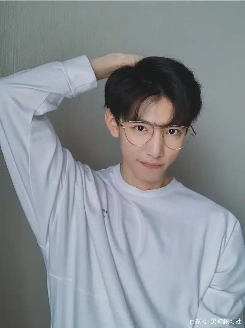 男生戴眼镜有多帅?提升颜值增添气质,更加吸引人注意