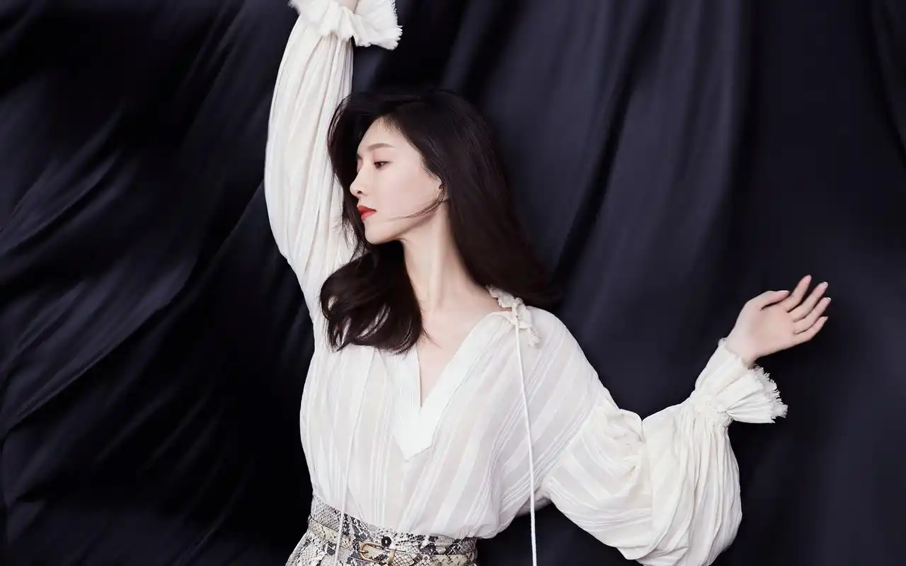 江疏影性感优雅写真心随影动美艳动人