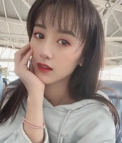 因《琉璃》大火的女主袁冰妍,晒出了这两张自拍照,休闲感十足