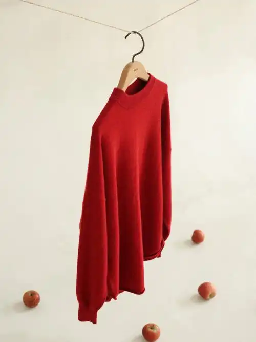 红而不艳的那种脱俗 正是绯红带给人的视觉感受在成衣上可以看到 红色