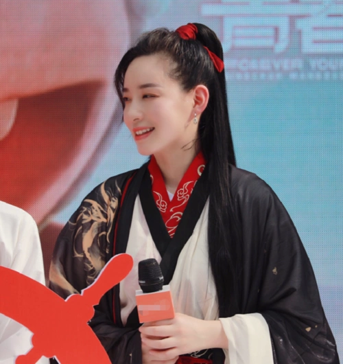 李斯丹妮古装造型,绑高马尾像翩翩公子,发际线是唯一不足的地方