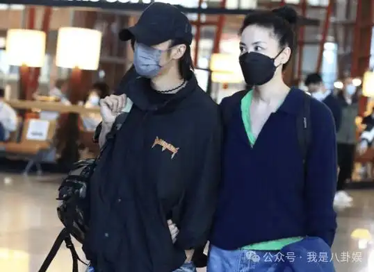 王菲谢霆锋回国被拍,机场刻意晒恩爱甜蜜幸福疑似报复张柏芝_低调