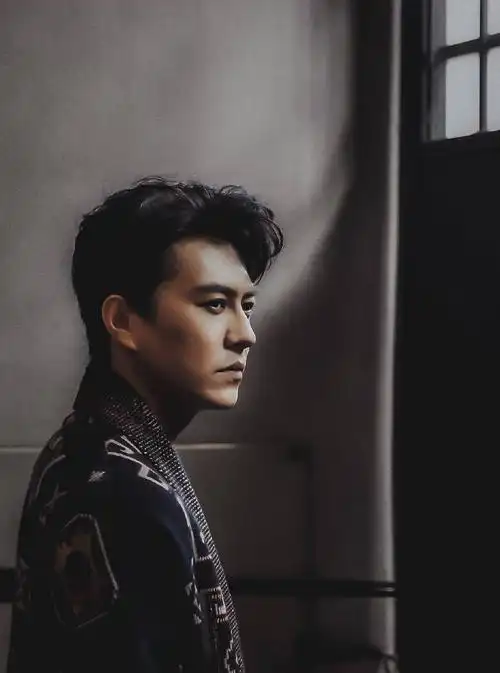 靳东一改老干部形象,机场穿皮衣大秀潮范儿,网友:一笑全毁了!