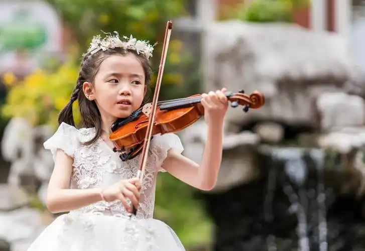 拉小提琴的孩子们犹如一个个可爱的小天使.