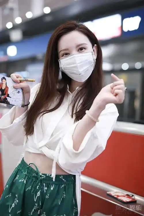 张萌边走边跳新学的舞蹈 穿露脐装可爱比心