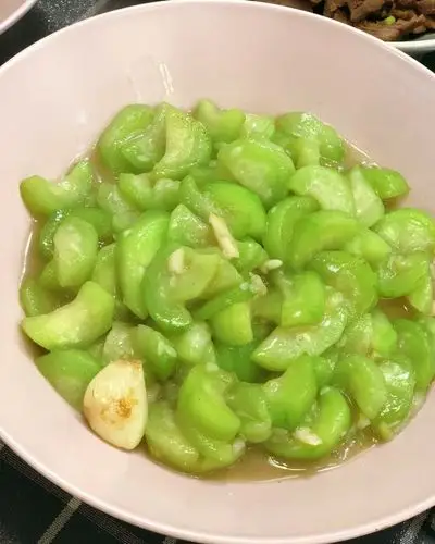 家常菜 清炒丝瓜 甜奶油做的清炒丝瓜 丝瓜,大蒜,花生油,盐