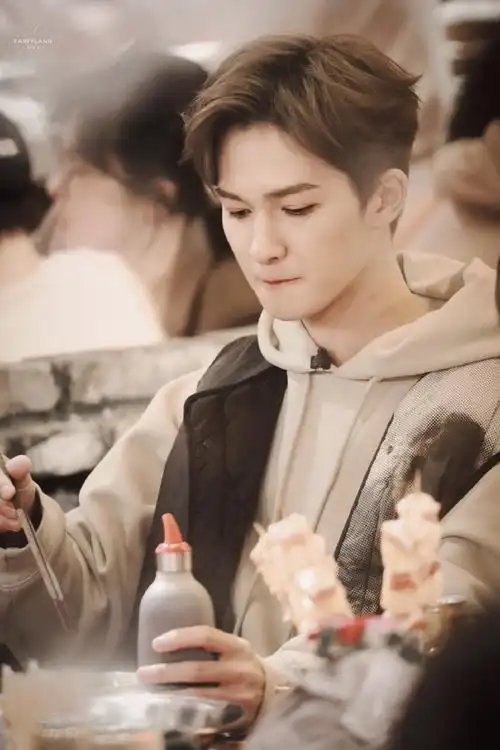 这个样子的朱正廷真的是太可爱了_高清图集_新浪网