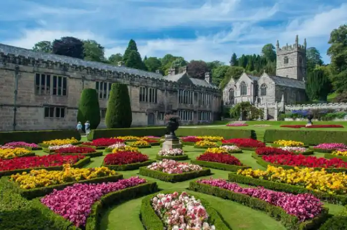 在1881年的一次火灾后,城堡和别墅及花园翻新成为典型的维多利亚风格.