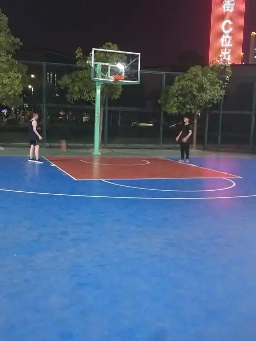 傍晚,放下一天的疲倦,在篮球场尽情挥洒汗水,酣畅淋漓!