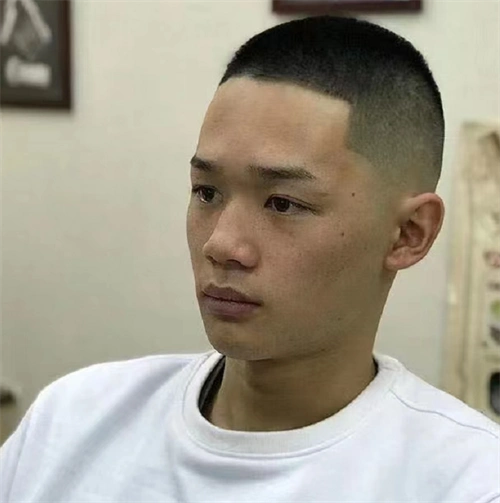 平头发型要好看其中一大要素,发质必须粗硬发型才不容易扁塌.