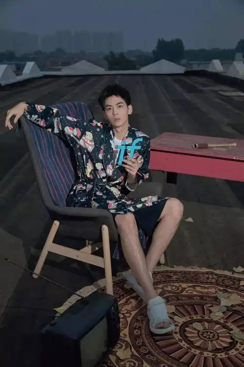 篮球运动员到超模麻豆再到演员最近关注到了一枚逗比小哥哥——唐晓天