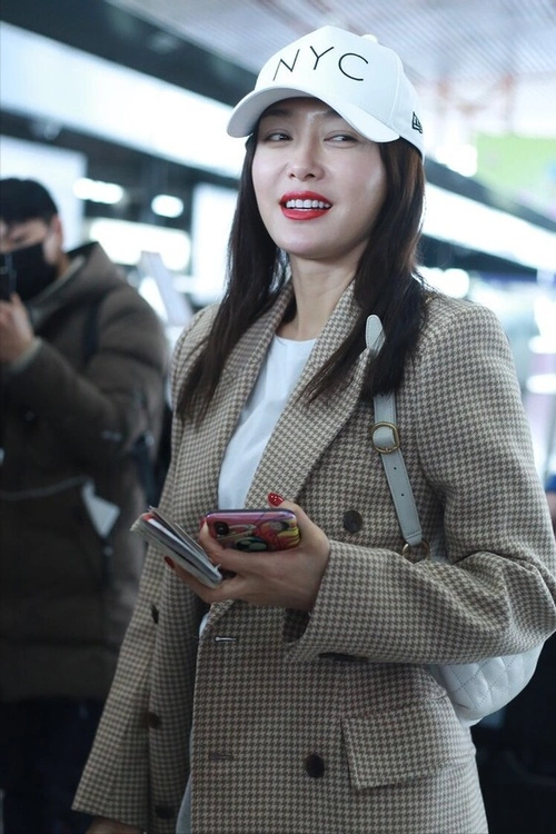 秦岚虽然长得年轻,但是口红选的真失败,看着显老了不少_腾讯新闻