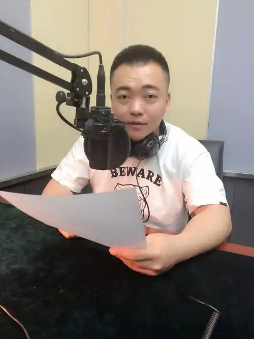 曾先后主持北京新闻广播《大城小事》,《青春晚自习》,北京交通广播