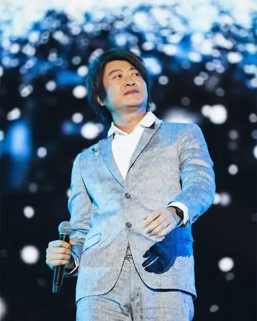 53岁的游鸿明也老了,穿西装走减龄风难掩皱纹,遮脸发多年未变