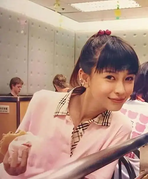 网易首页>新闻中心>热点新闻>正文杨颖14岁的杨颖拥有大多数人不具备