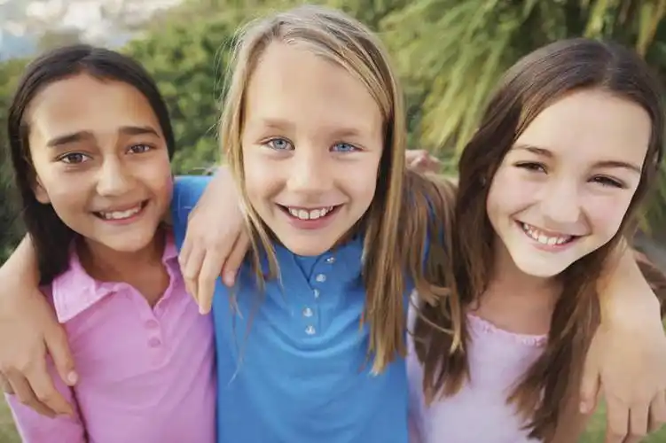 西方人,儿童,三个人,伙伴,朋友,站,笑,微笑,露齿笑,横图,室外,白天