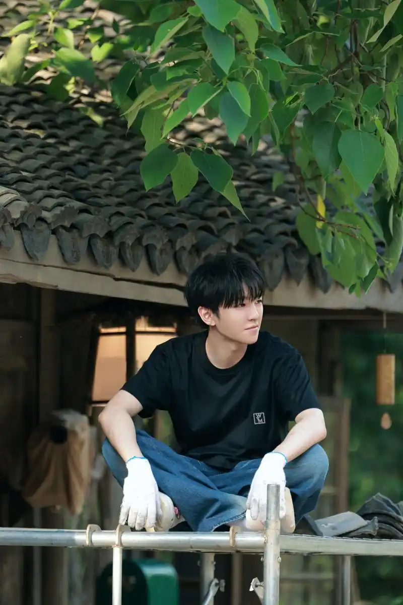 王俊凯《小少年》泸州路透,助理小马哥又回来了!