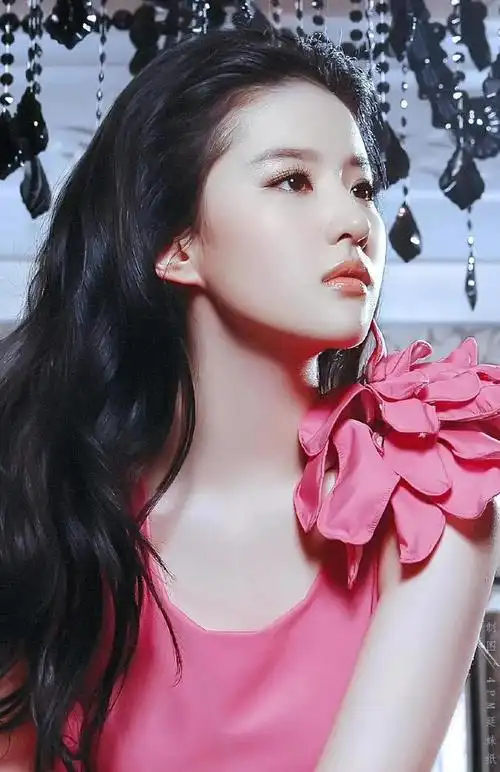 羡慕刘亦菲现身大学拍戏引发轰动天仙美貌不输18岁大学校花