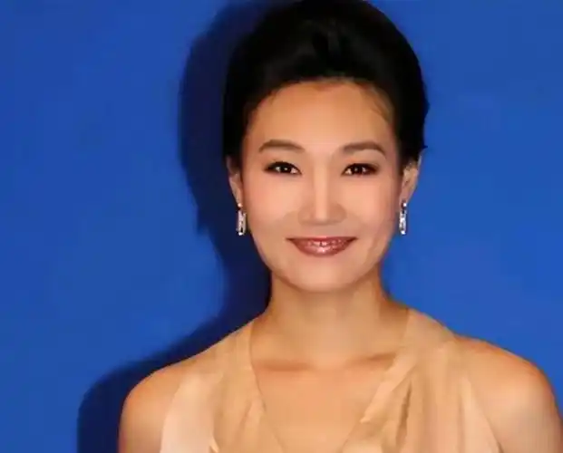 纪实央视主持人李梓萌,竟戴假发工作18年,摘下假发后