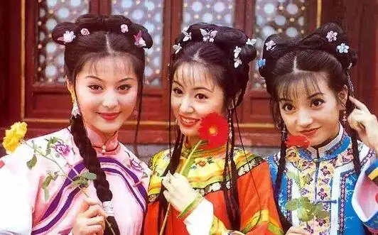 大部分人们对于赵薇林心如的熟悉,是从电视剧《还珠格格》开始的,两人