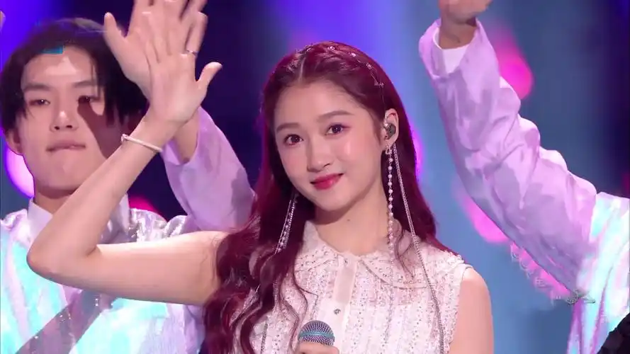 关晓彤818晚会舞台魔鬼特效,高情商回应逆转口碑,可爱p图好憨憨
