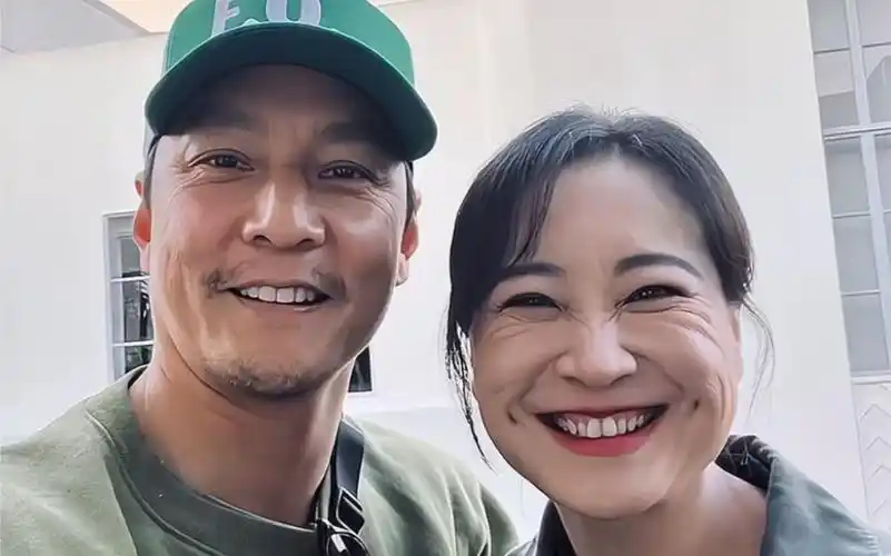 吴彦祖与贾玲合照 #吴彦祖 并在社交平台晒出与贾玲的合照,称赞她是