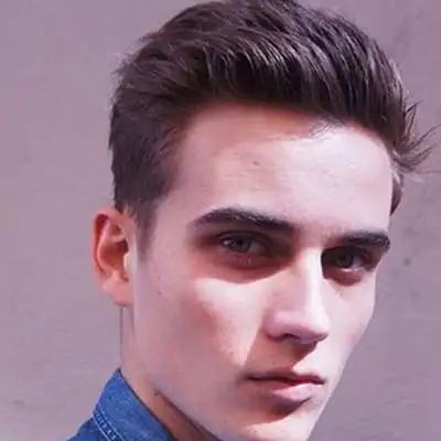 短款的背头潮男发型,很干净利落的感觉哦,剃得短短的鬓发露出帅气的