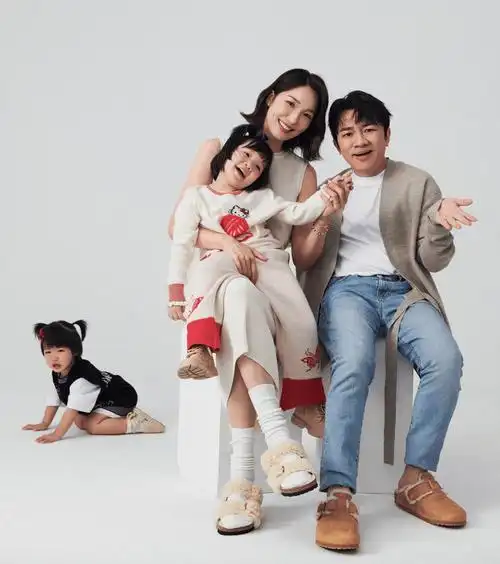 王祖蓝一家四口拍大片,夫妻俩幸福依偎,长女和爸爸如同复制粘贴