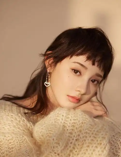 试试这4种"刘海"发型,更减龄显脸小